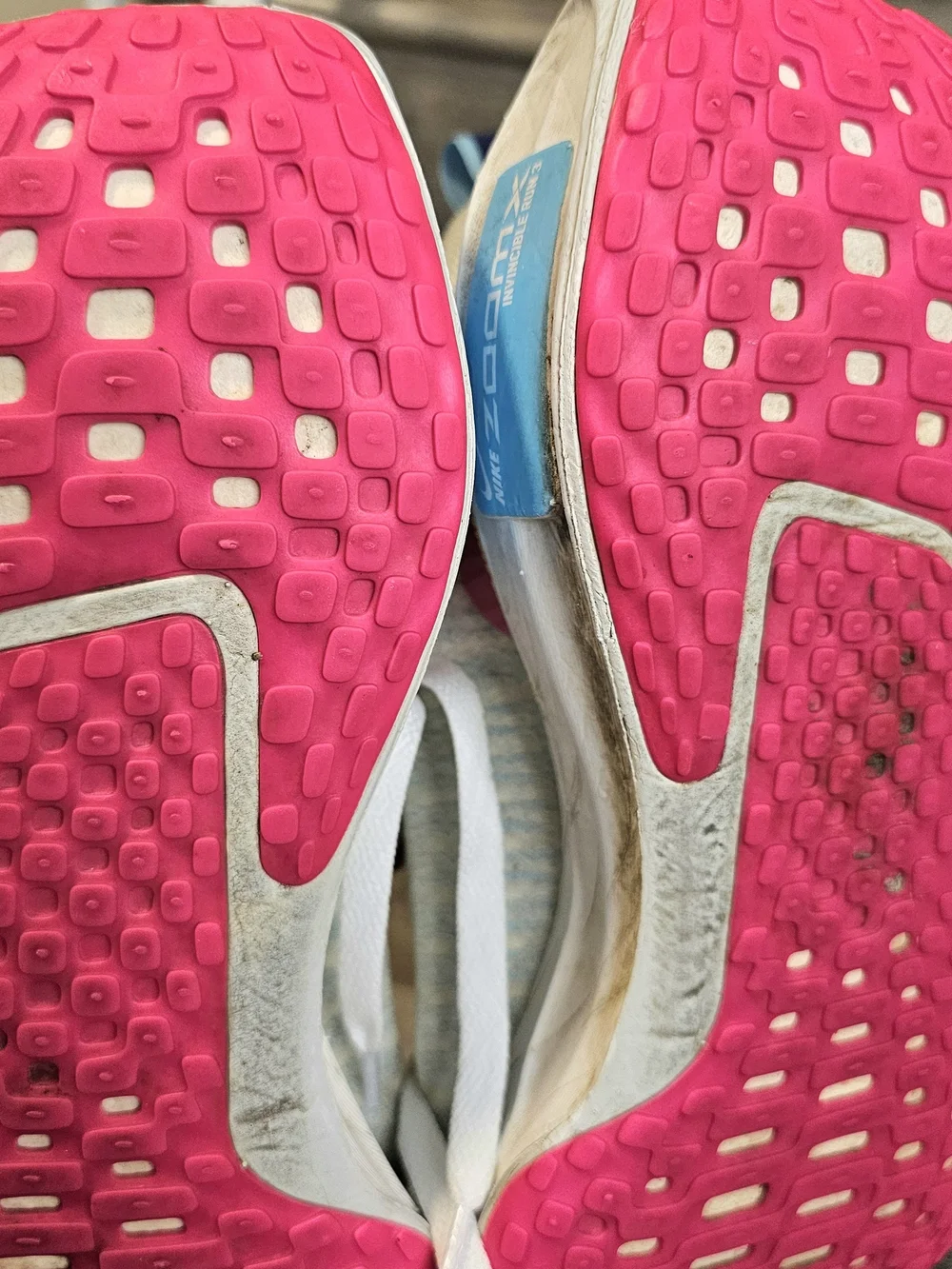 Nike ZoomX Men’s Running Shoes Invincible 10.5 White Pink Blue Athletic Shoes